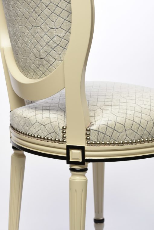 Chaise réf. 1320 Médaillon blanche garnie